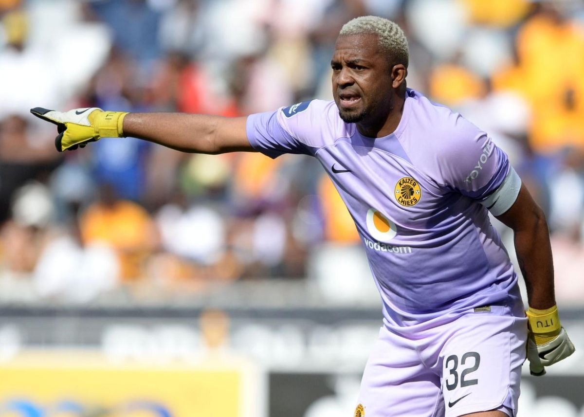 Decision Time for Itumeleng Khune: Stay with Kaizer Chiefs or Join Bafana Bafana under Hugo Broos?