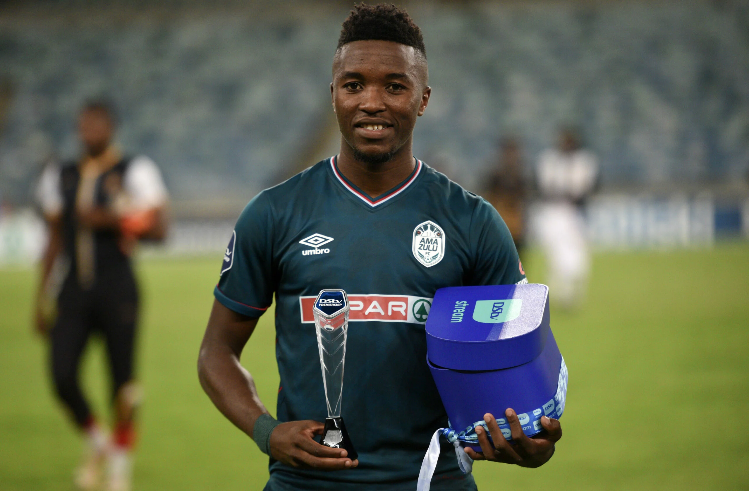 Kaizer Chiefs, Orlando Pirates, and Mamelodi Sundowns are left out as Mbanjwa’s agent leans towards prioritizing a transfer to Portugal over a local move.