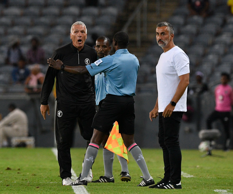 Cease the complaints about poor refereeing in the PSL! Mokwena, Martin, and Middendorp have been informed: “I am satisfied with the performances of all match officials,” says the head of referees at Safa.