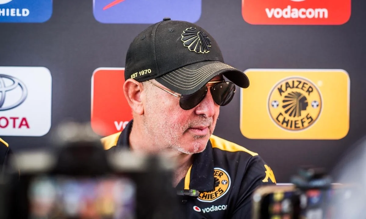 Nasreddine Nabi Defends Yusuf Maart, Criticizes Kaizer Chiefs Fans for Undue Pressure